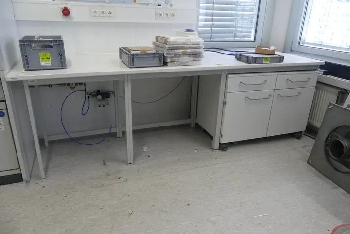 Arbeitstisch mit 2x Rollcontainer Maße in cm ca.: 294 x 90 x 90